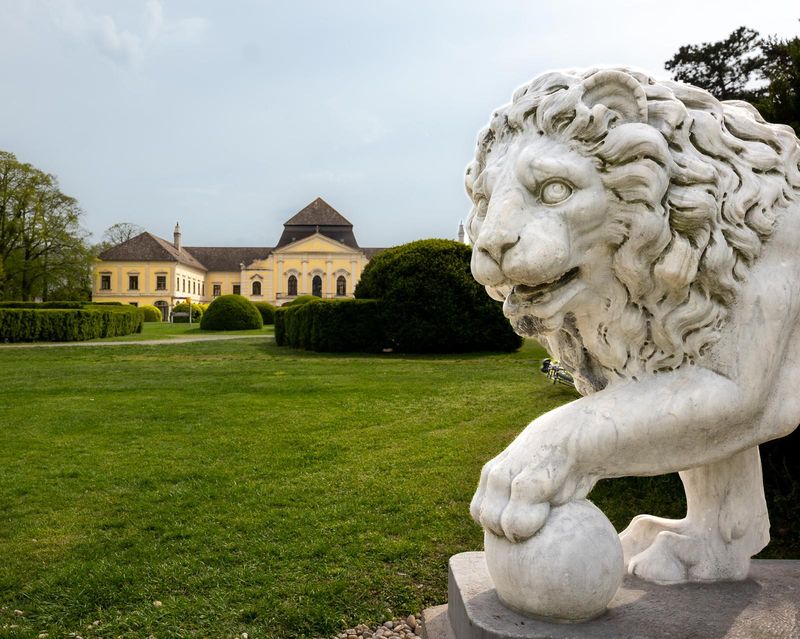 Schloss Kittsee mit Löwen-Statue im Park